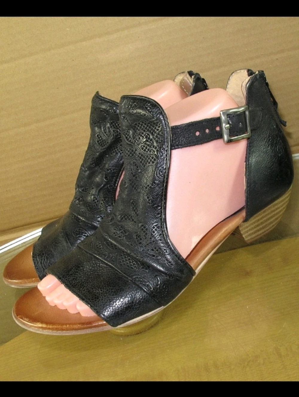 Miz Mooz Women's Peep Toe Closed Back Sandals Black Leather Size 8.5